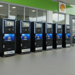 Máquinas Klin360 instaladas em fila em posto de combustível, prontas para higienização automatizada de capacetes.