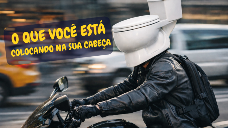 motociclista andando de moto com vaso sanitário na cabeça simbolizando capacete sujo